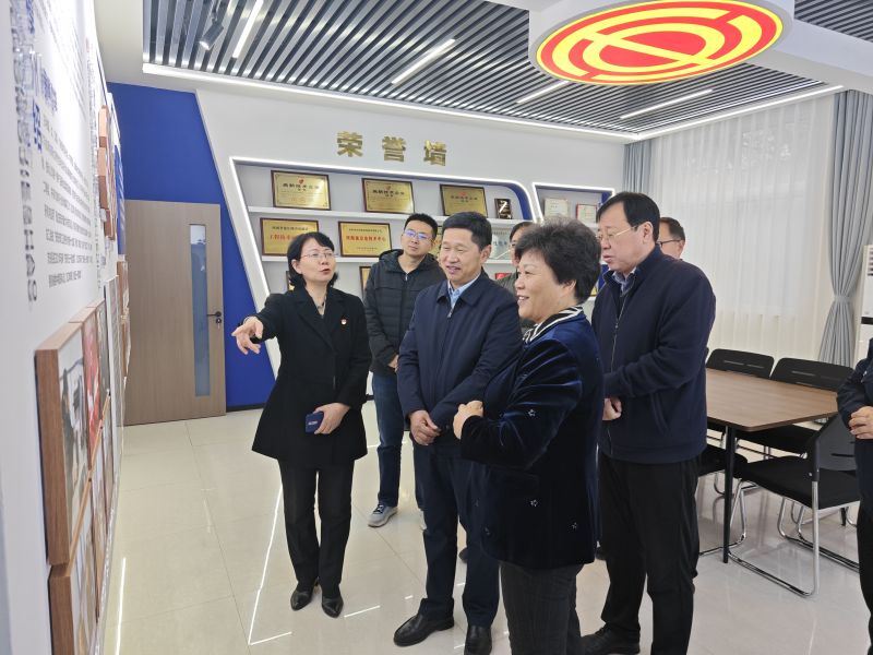 美女老屄2025年05月09日上午 安阳市人大常委会副主任、市总工会党组书记、主席夏军一行莅临华阳电磁铁参观调研；对公司2023年全国五一劳动奖章获得者汪利娜慰问，并听取劳模工作室相关情况汇报